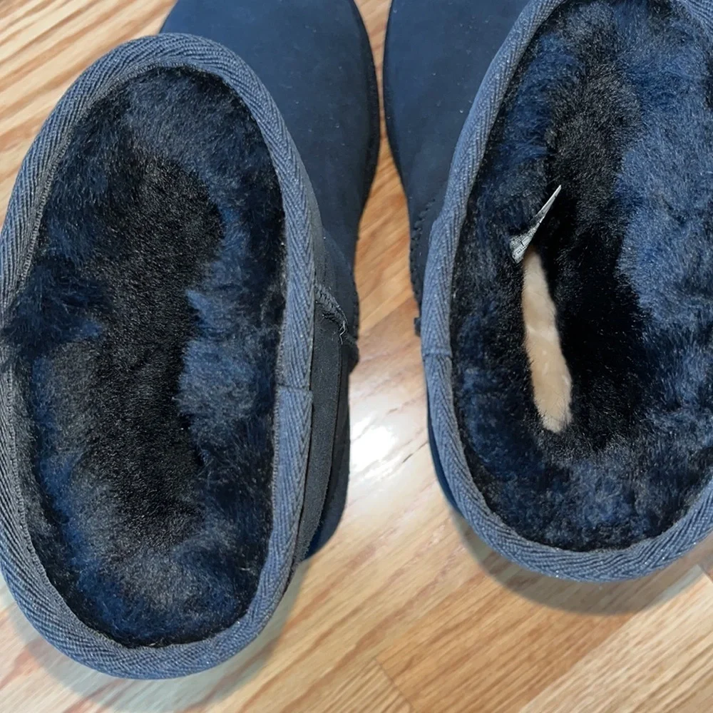 NWT Ugg Classic Short ll in Black Size 7